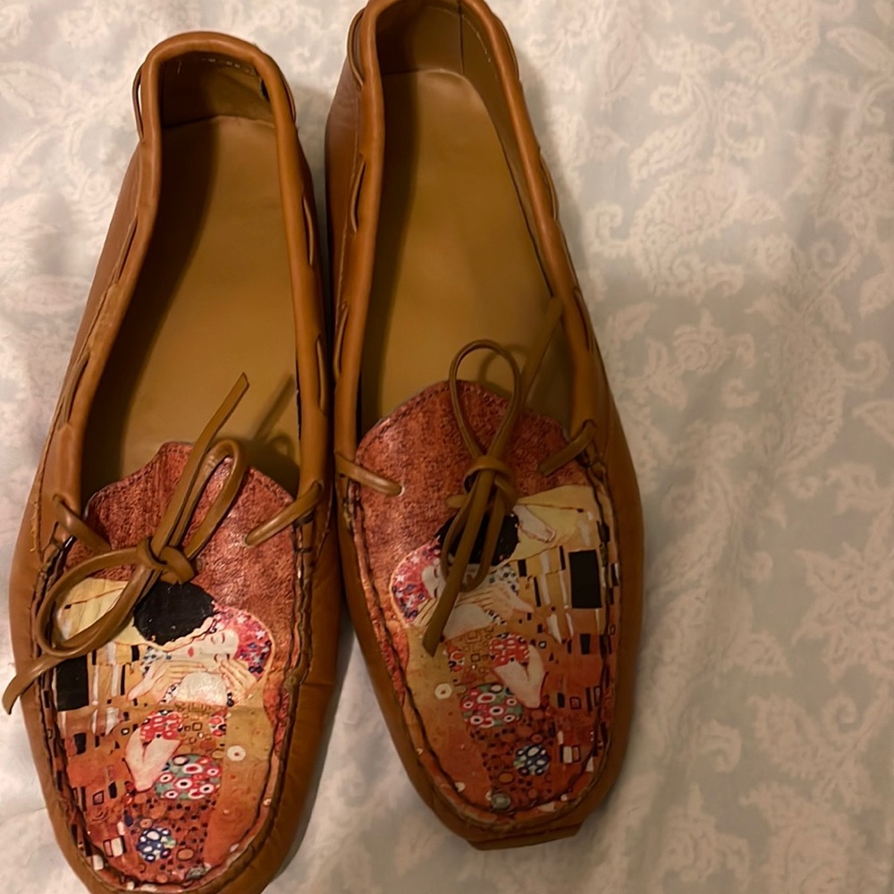 Like New, icon shoes. Comes with a duster, 8